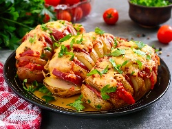Печени пълнени сладки картофи на ветрило (гребен) пълнени с домати и кашкавал на фурна - снимка на рецептата